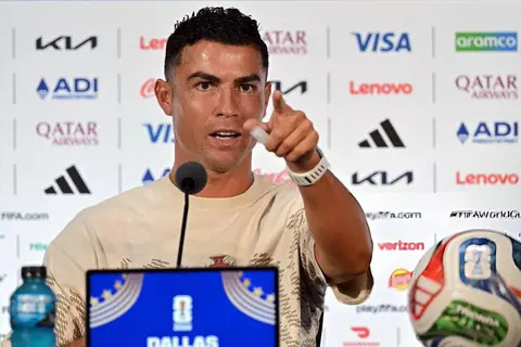 أعلم أنك لا تحبني.. رونالدو يفاجئ صحفيًا برد غير متوقع قبل مباراة إسبانيا